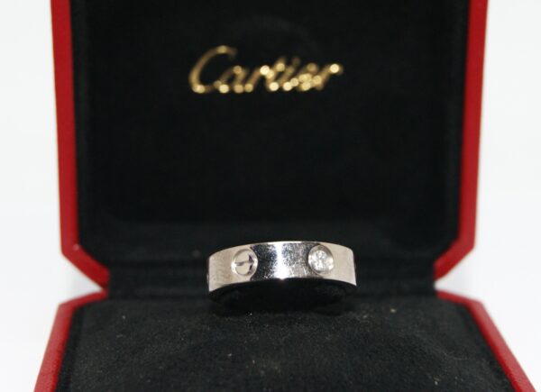 bague cartier en or blanc sertis de 3 diamants modèles Love 3 diamants