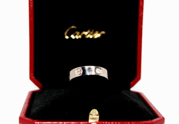 bague cartier en or blanc sertis de 3 diamants modèles Love 3 diamants